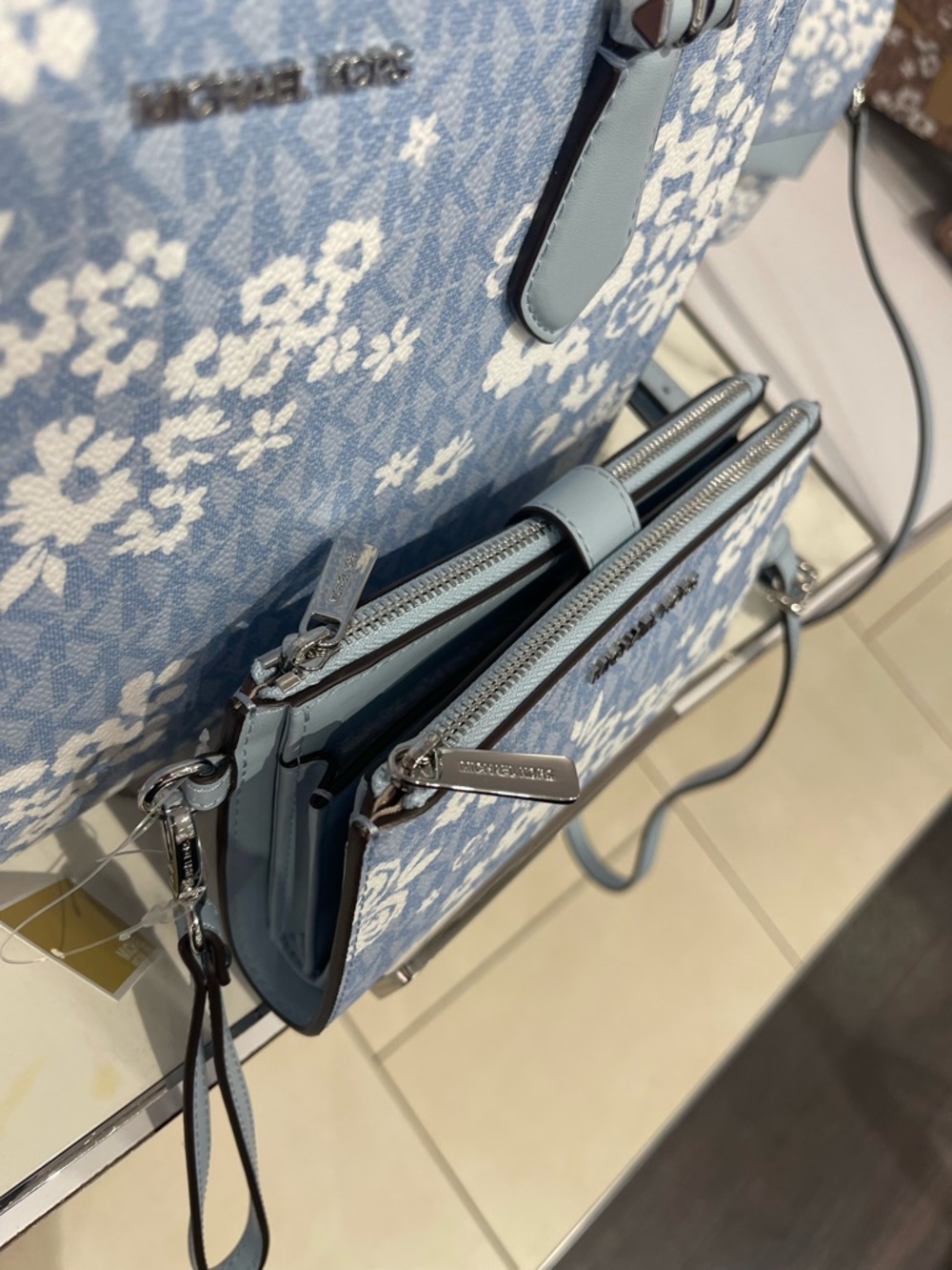 MICHAEL KORS JST Lg Double Zip Printed Signature Logo Wristlet
Pale Ocean 
NWT - Picture 3 of 16